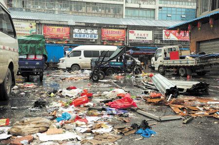 高橋大市場內(nèi)，大量的垃圾雜亂無章地堆放，商戶搬遷時(shí)留下的垃圾丟棄在市場內(nèi)無人問津，觸目驚心。