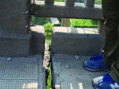 圖為大橋17號(hào)墩處橋面裂縫。梅建明 攝