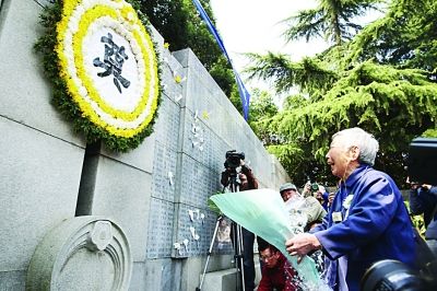 幸存者和遇難者遺屬昨在紀念館“哭墻”前獻花。