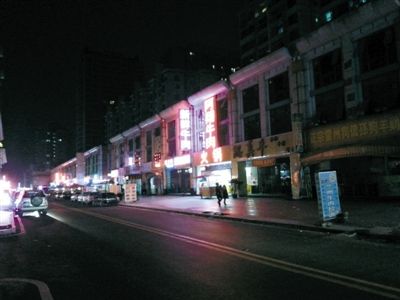 3月11日，掃黃后晚上8點天鵝湖路冷清的街道。以前，這里都是人和車輛，街邊站滿了小姐。新京報記者 林野 攝
