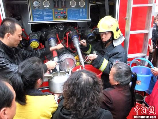 　4月11日，蘭州市自來水苯含量嚴重超標(biāo)，蘭州啟動公共突發(fā)事件應(yīng)急機制，緊急調(diào)配安全水源在居民區(qū)投放，圖為消防隊給西固蘭玻西社區(qū)居民送來水，市民排隊取水。裴強 攝 圖片來源：東方IC 版權(quán)作品 請勿轉(zhuǎn)載