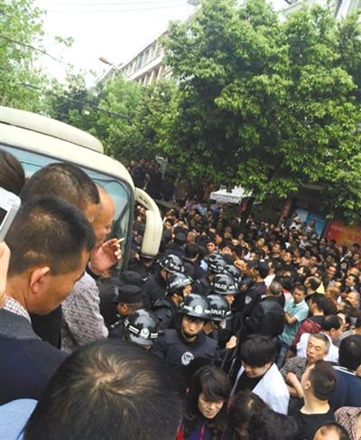 4月19日，蒼南縣靈溪鎮(zhèn)城管打人事件現(xiàn)場。網絡截圖