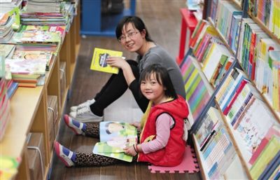 昨晚10時，來京探親的山東的李女士帶著5歲的女兒琪琪在三聯(lián)書店讀書。4月18日晚開始，三聯(lián)韜奮書店正