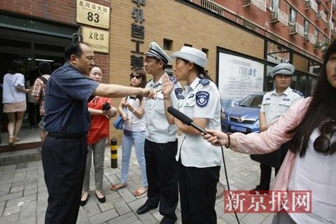市環(huán)保局和東城區(qū)環(huán)保局聯(lián)合出動，再次檢查國家文物局食堂環(huán)境污染問題，在門口受阻。新京報記者 高瑋 攝