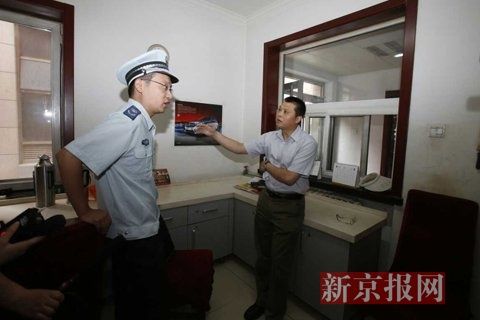 國家文物局的一名工作人員正在與執(zhí)法人員對峙。新京報記者 高瑋 攝