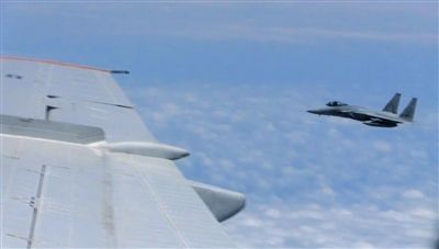 國(guó)防部網(wǎng)站12日公布的視頻截圖,日本F-15軍機(jī)從中國(guó)圖-154機(jī)頭方向危險(xiǎn)切入,兩者最近距離約30米左右。