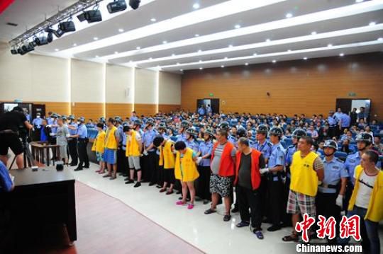 徐州市中級人民法院召開毒品犯罪案件集中宣判大會,11名被告人被判處死刑、無期徒刑和有期徒刑不等。