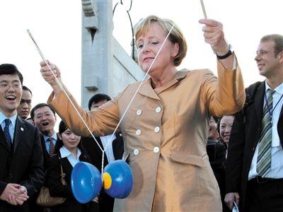 2007年8月27日，北京，默克爾正在玩扯鈴。