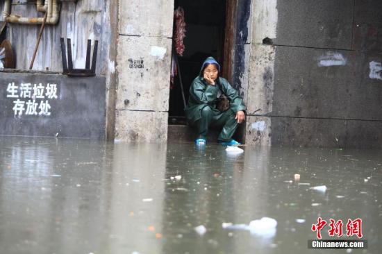 7月15日，因連日強(qiáng)降雨致長(zhǎng)沙市開福區(qū)西長(zhǎng)街街道出現(xiàn)嚴(yán)重內(nèi)澇，最深水位超過(guò)一米，沿街60余戶門面進(jìn)