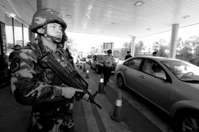武警持槍警戒進駐檢查站。