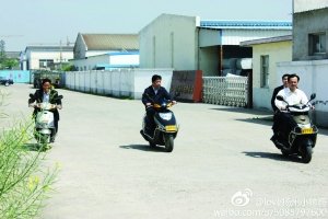 網(wǎng)友稱儀征市委書記程希騎摩托車下鄉(xiāng)沒戴頭盔。