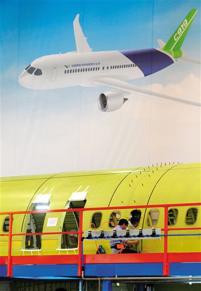 昨日，中國(guó)商飛總裝制造中心技術(shù)人員對(duì)接C919首架機(jī)的機(jī)體。新華社記者 丁汀 攝