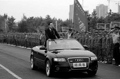 安徽新華學(xué)院院長乘敞篷車“閱兵”場面。網(wǎng)絡(luò)截圖
