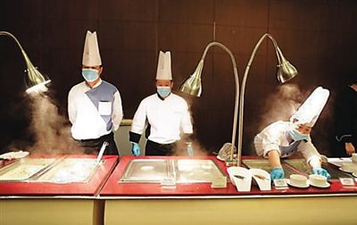 　工作人員在餐廳忙碌。（網(wǎng)絡(luò)圖片）