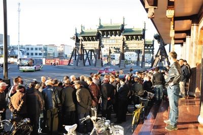 11月3日，大同市四牌樓附近，耿彥波“粉絲團(tuán)”在聚眾討論。