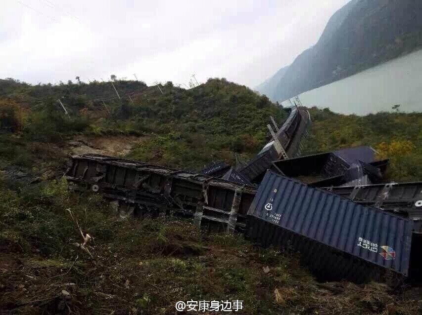 襄渝鐵路旬陽至棕溪上行線發(fā)生山體塌方，致使75228次貨物列車8節(jié)車廂脫線。圖片來源于網(wǎng)絡(luò)