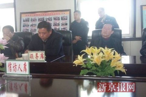 訪(fǎng)民代表與縣領(lǐng)導(dǎo)開(kāi)會(huì)協(xié)商時(shí)，副縣長(zhǎng)頭靠椅背睡著10分鐘左右。受訪(fǎng)對(duì)象供圖