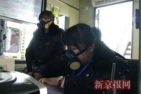 收費(fèi)員戴防毒面具上班。當(dāng)?shù)鼐W(wǎng)友供圖