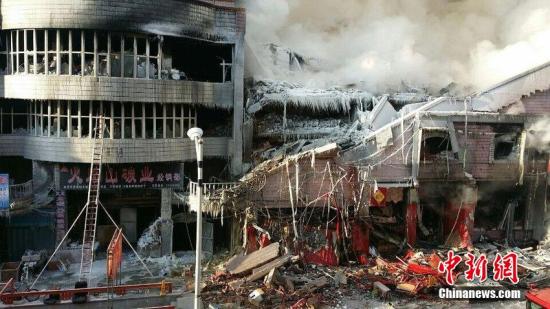 2015年1月3日，哈爾濱市道外區(qū)太古街著火塌方現場，火又燒了起來