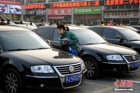 1月23日，北京亞運村汽車交易市場中拓拍賣停車場上人頭攢動。