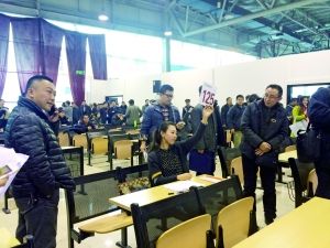 　首批中央和國家機關公車第三場拍賣現(xiàn)場。賈悅/攝