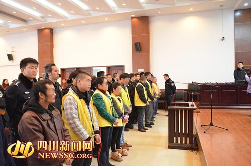 胡寶寶（右四）等接受集中宣判。