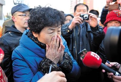 2月9日，呼格吉勒圖的母親尚愛云在旁聽趙志紅案后，接受媒體采訪時落淚。新華社記者 任軍川 攝