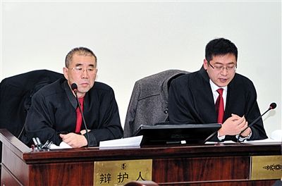 1月5日，呼市中院審理趙志紅案。律師謝飛（左）和張瑞軍（右）出庭為趙志紅辯護(hù)。