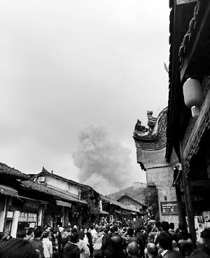 成都龍泉驛區(qū)洛帶古鎮(zhèn)的游客拍到爆炸瞬間濃煙滾滾。
