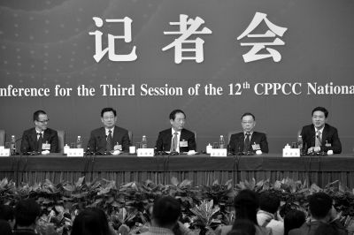 昨日，政協(xié)十二屆三次會(huì)議舉行記者會(huì)，五位嘉賓回答中外記者提問。京華時(shí)報(bào)記者王海欣攝