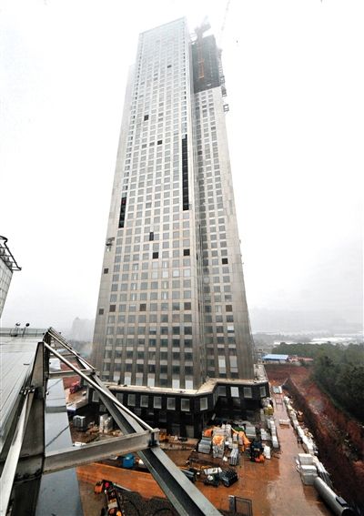 湖南遠大可建公司采取模塊化建造技術(shù)建造的57層高樓施工現(xiàn)場。新華社發(fā)