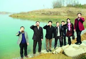 活動(dòng)儀式現(xiàn)場(chǎng)，一眾人舀起漳河水直接喝下
