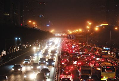 昨晚，因沙塵暴導(dǎo)致能見(jiàn)度低，長(zhǎng)安街嚴(yán)重堵車(chē)。