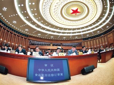 昨日，食品安全法修訂草案提交十二屆全國人大常委會第十四次會議進行三審。 新華社記者 李濤 攝