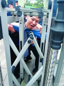 律師王甫在試圖跑進(jìn)衡陽中院大門時(shí)被圍攻者阻止，西服和襯衣被撕爛。
