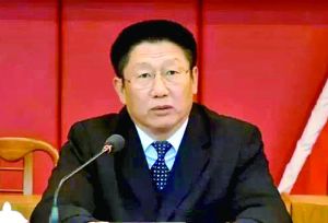 他曾身居要職，在仕途上平步青云，“連跳式”升官；他如今落馬，被查出近乎瘋狂地收受巨額利益、用公款送禮，還隱瞞“裸官”身份、在私企老板的安排下多次嫖娼、參與賭博、與多名女性通奸，被一線辦案人員形容為“五毒俱全”的干部。近日，深圳原市委常委、政法委書記蔣尊玉的貪腐歷程被披露。