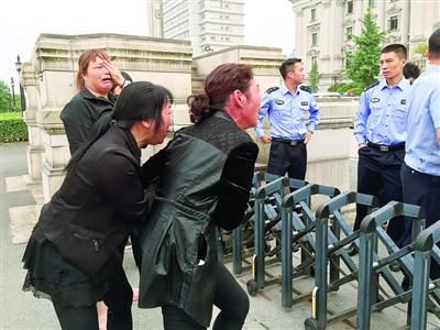 昨日，連恩青被執(zhí)行死刑。執(zhí)刑前，連恩青的父母和妹妹進(jìn)入溫嶺市看守所與連恩青見面，但其他親屬均被拒見最后一面?！”景鎴D片/CFP