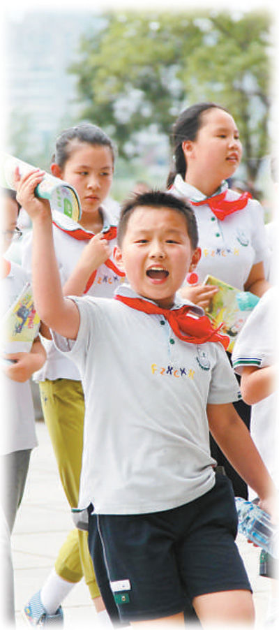 南京某小學(xué)學(xué)生在參加課外活動。