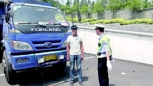 民警對(duì)持C1駕照駕駛大貨車、一年違法350余次的張某進(jìn)行批評(píng)教育。
