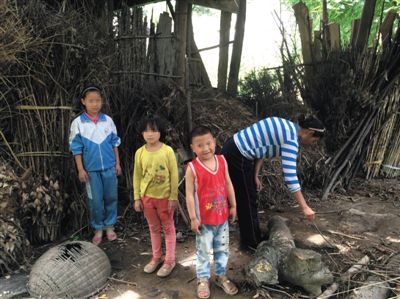 羅梅和她的三個(gè)孩子。中間兩個(gè)孩子為羅梅夫婦在逃亡途中所生。新京報(bào)記者 蕭輝 攝
