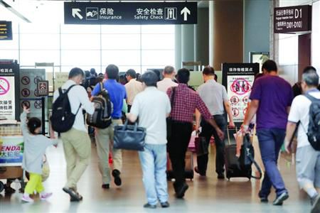 近期乘飛機(jī)應(yīng)留足更多的時間以免誤機(jī)。/晨報記者 殷立勤