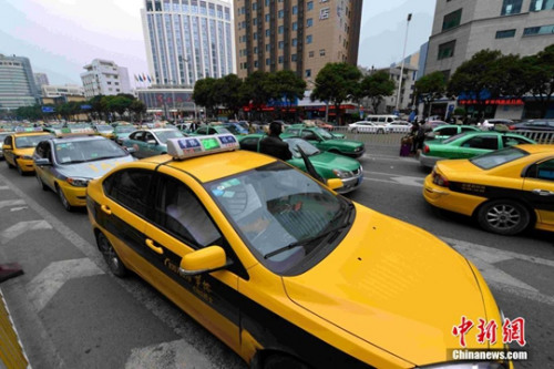 1月17日，福州華榕出租車公司期下的出租車在街頭候客。