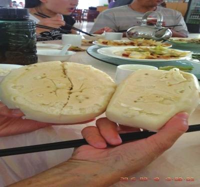 在參加山西游行程中，體驗員發(fā)現(xiàn)團餐中的饅頭已經(jīng)發(fā)霉。視頻截圖