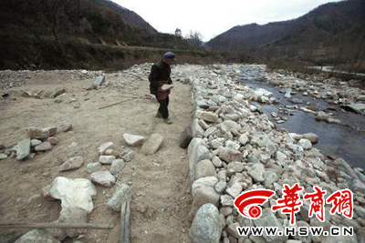 11月6日，93歲的鳳縣老人曾文財一吃完飯就又到河邊搬運石頭加固河堤了