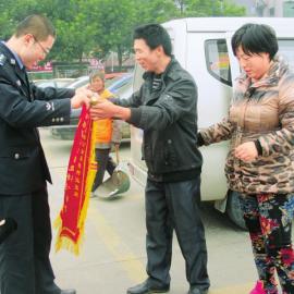 何姜姜的父母給民警送錦旗。