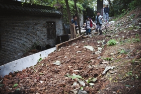 27日，天心區(qū)青山祠福王墓附近，小山坡被人開墾成梯田種菜?！　D/實習生蔣麗梅