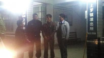 王強(qiáng)被抓獲歸案,右二為犯罪嫌疑人。