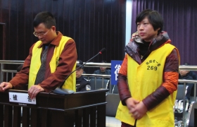 12月10日，衡陽市中級(jí)人民法院，顧湘陵（左）和妻子吳利君當(dāng)庭接受庭審。圖/通訊員李建輝