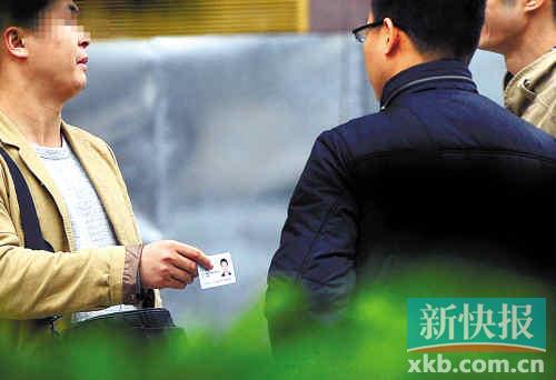 在進(jìn)行了近半個(gè)月暗訪調(diào)查中，有證販子告訴記者稱，二代身份證買賣已形成產(chǎn)業(yè)鏈，不僅貨源穩(wěn)定，生意也是相當(dāng)紅火?！稣褟V場(chǎng)附近，一名男子正向記者兜售二代身份證。