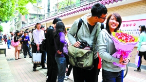 2011年11月11日，越秀區(qū)民政局，登記結(jié)婚的隊(duì)伍排了足有一百米長(zhǎng)（資料圖片）。　記者黃澄鋒攝